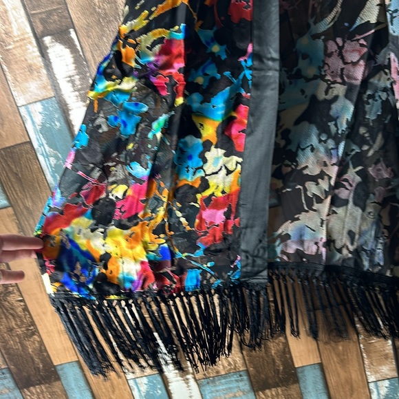 Draper’s & Damons Large colorful floral fringe bottom top - Picture 6 of 16